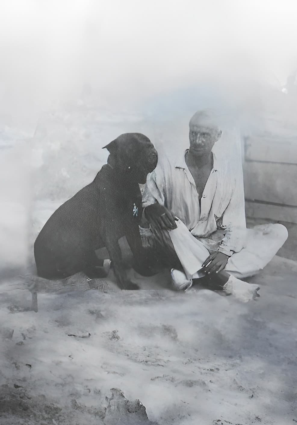 Perico, perro de presa canario, junto al aviador Hidalgo en Cabo Juby (hacia 1927)